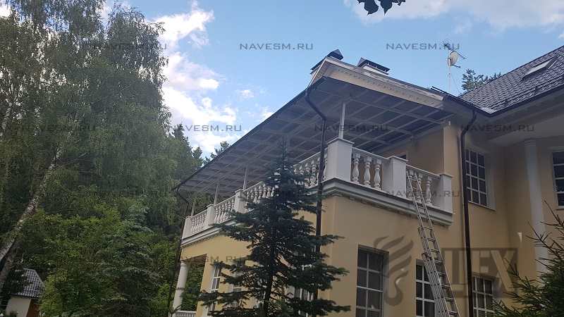 Навес на балконе с сотовым поликарбонатом