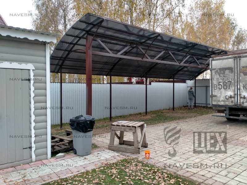 Полуарочный навес во дворе