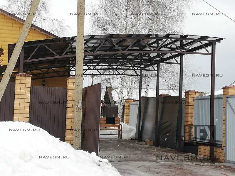 Навес во дворе полуарка с поликарбонатом