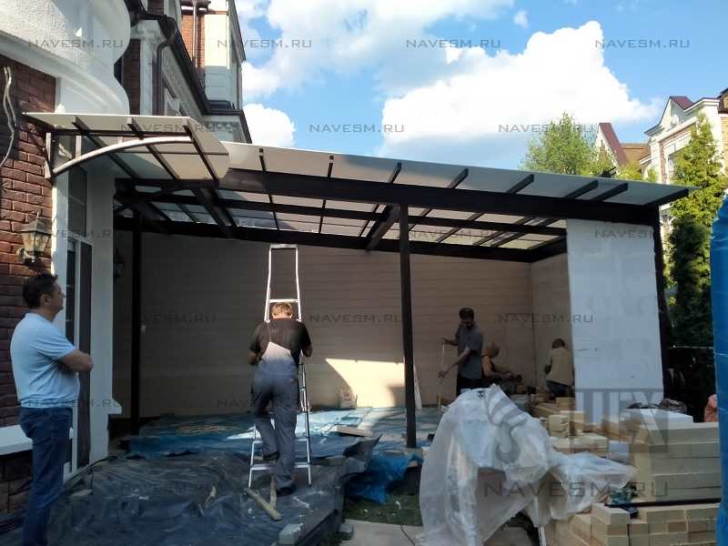 Односкатный  навес с монолитным поликарбонатом к стене дома