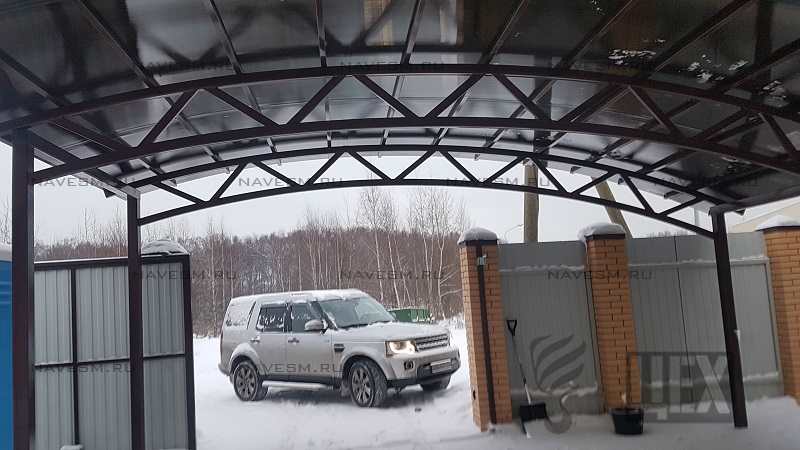 Большой арочный навес для машин с поликарбонатом