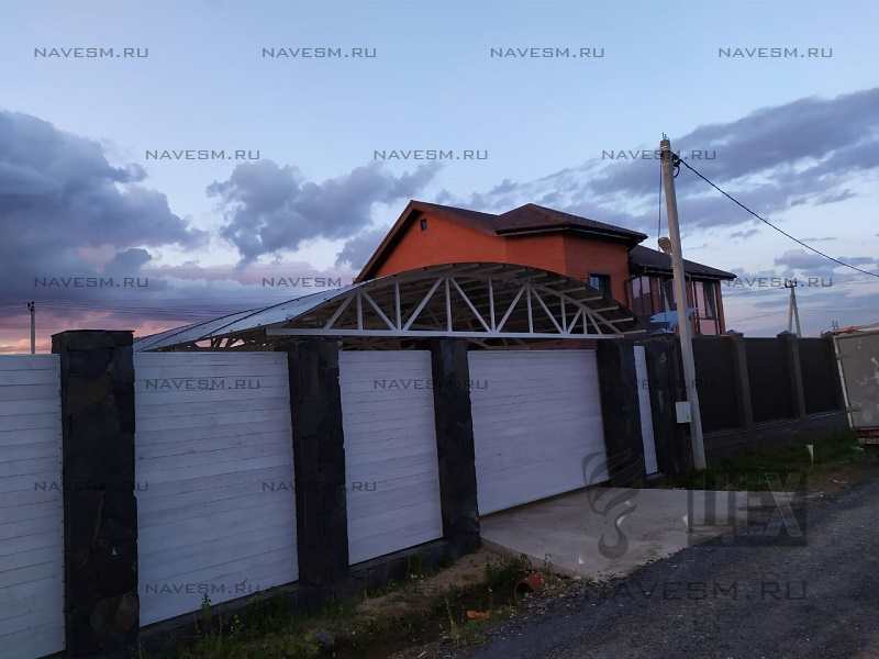 Легкий арочный навес во дворе