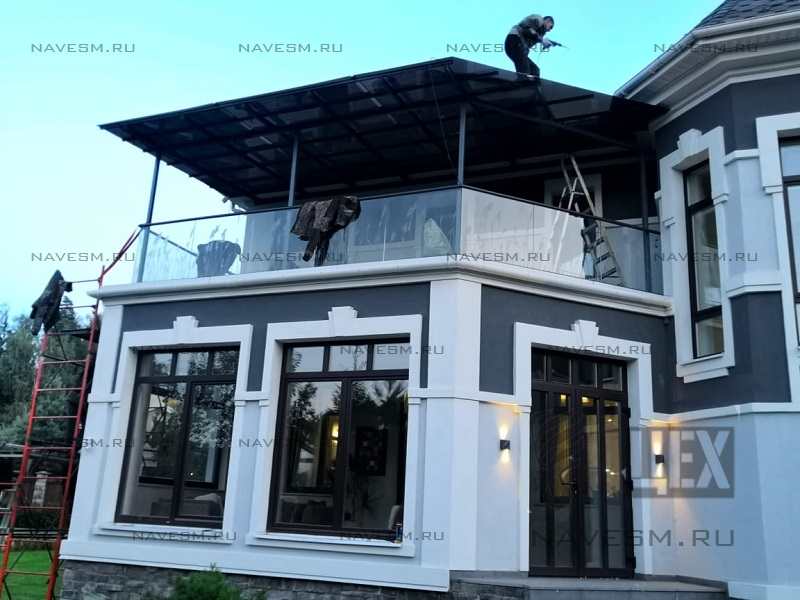 Односкатный навес на балконе с монолитным поликарбонатом