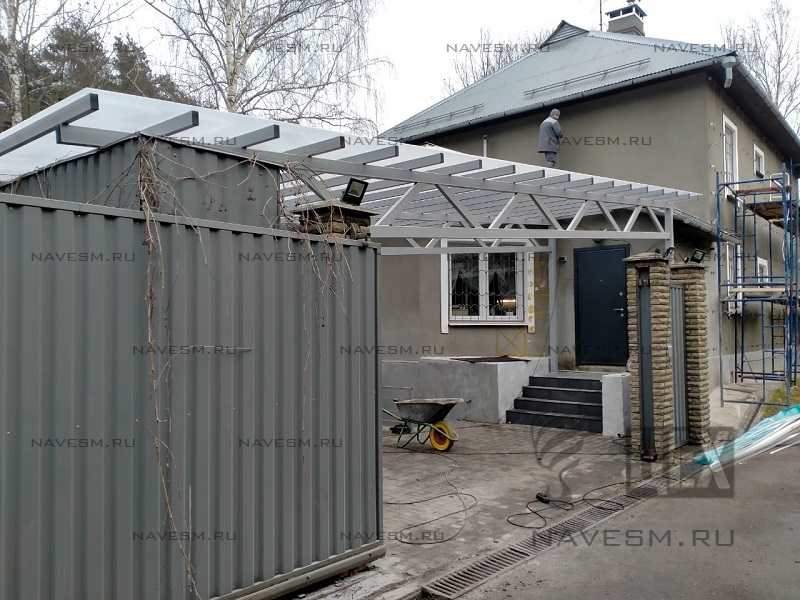 Односкатный навес во дворе