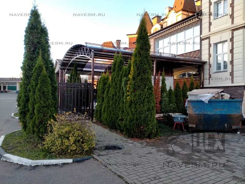 Арочный навес во дворе таун хауса