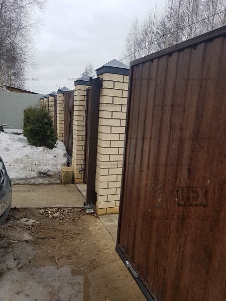 Откатные  автоматические ворота с профлистом под дерево